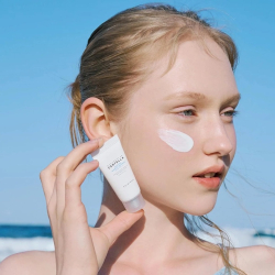 Сонцезахисна сироватка для обличчя SKIN1004 Madagascar Centella Hyalu-Cica Water-Fit Sun Serum SPF 50+ PA++++ фото 4
